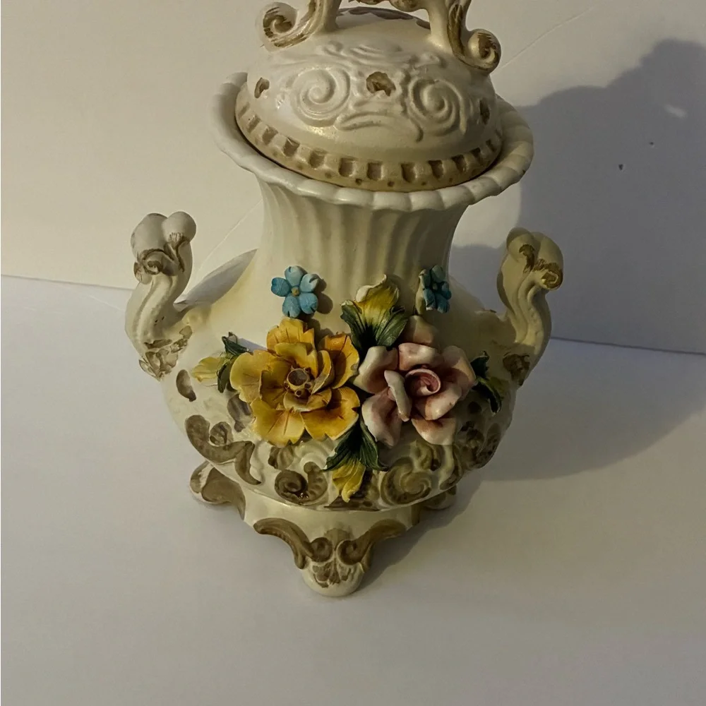 Vintage Italian Capodimonte-style lidded vase Cream With Flowers